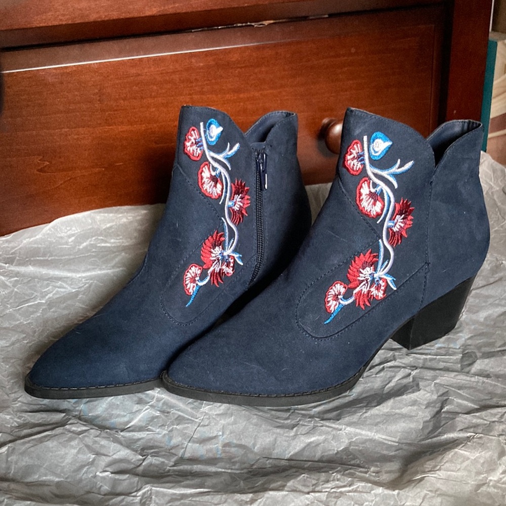 Carlos Santana Embroidered Pointed, Heel Boots